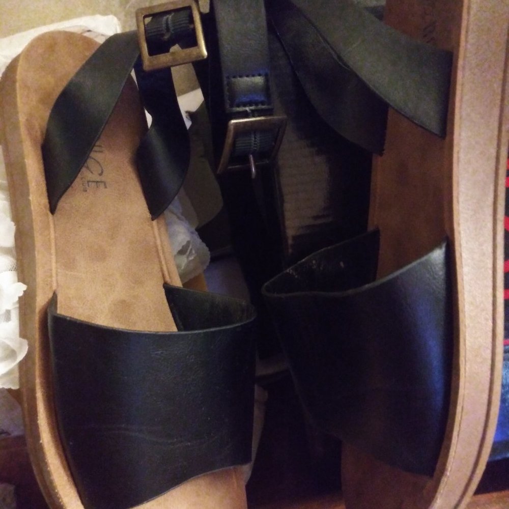 sandals - Picture 3 of 3